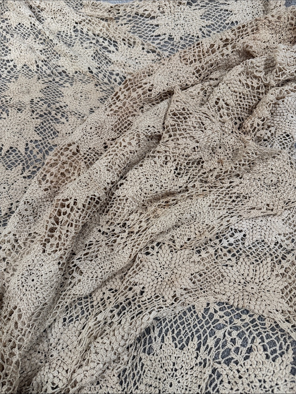 Vintage Crochet tablecloth please look at photos - Picture 9 of 9